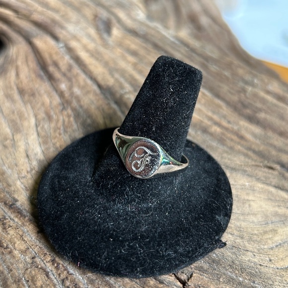 UNCAS VINTAGE Sterling Silver signet ring “F” initial ring - Picture 2 of 4